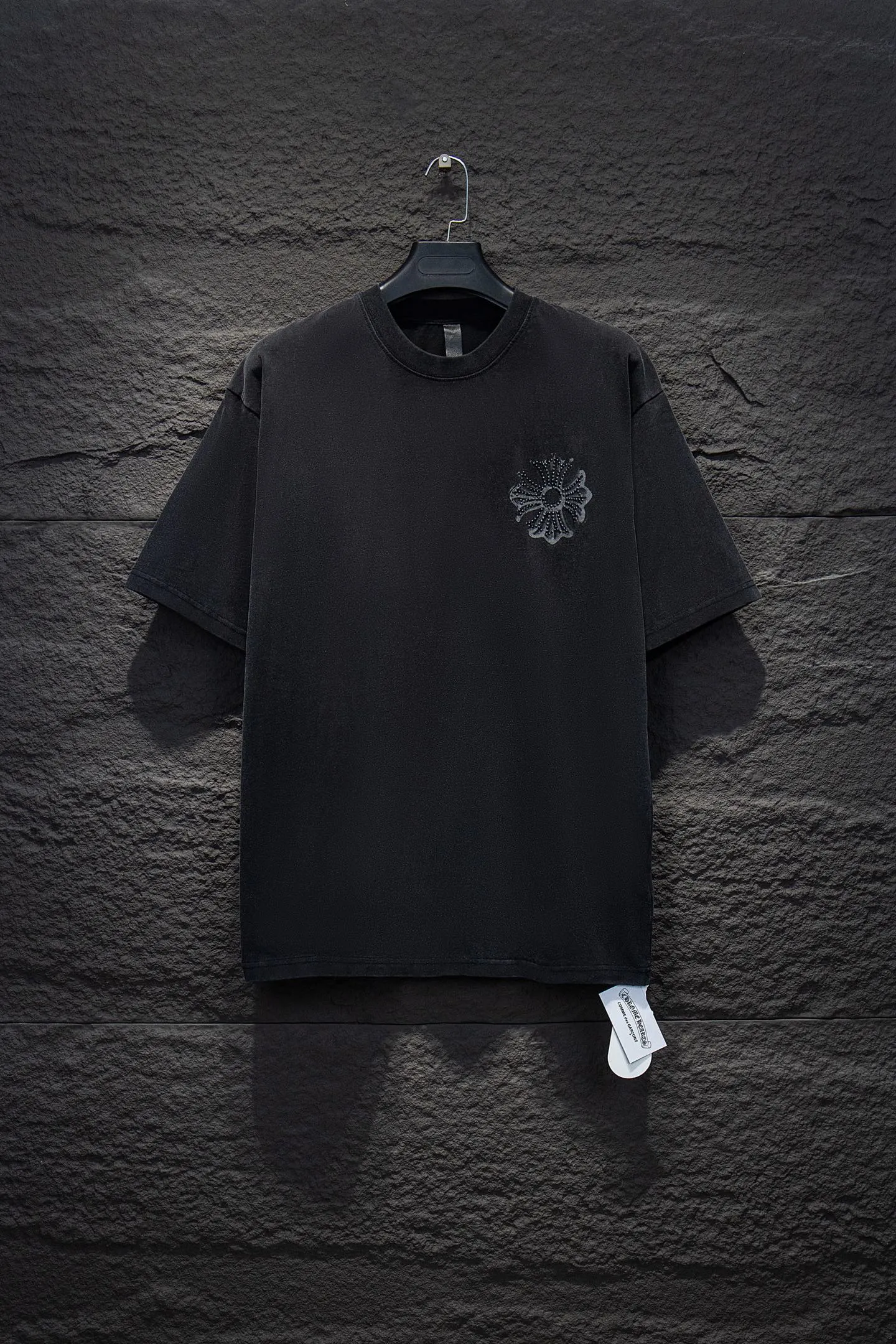 🅿️200 Style number: 7239# 🆕Chrome hearts 25ss os version is really charming. Chrome hearts are really unique. Every season’s new version is the best. It is very practical and can be worn casually. Nice✔️ - ⚠️100% cotton. Made of 32-count double yarn and 260-gram weight fabric. Made of imported knitting needle carded cotton, the thickness is moderate, drapey and contoured, making the upper body comfortable! ! It is very tolerant to fat body types and can instantly lose five pounds after wearing it!  Specially ordered many Austrian hot diamonds, which have the bling bling effect of natural crystals under the light, with multi-faceted reflective points, and the production cost is extremely high. The laser molding includes a computer engraving machine and a laser machine, which are accurate in granular units. Finally, it is hot and set at high temperature. After the hot stamping, the firmness needs to be tested repeatedly on the hot stamping. It can show colorful reflections under the light. The collar webbing extends to the shoulders for reinforcement, and the stitching at the joints. The hem and cuffs are all made with 0.2mm gauge double-thread turning. It is carefully produced at a high cost. The attitude of making goods with a magnifying glass restores the quality and effect of the product. The full set of customized accessories only presents every detail to the customer. Printing with film printing, 50,000 positioning, which is very time-consuming. The addition of handmade elements to the body greatly increases the interest of the clothing; unique visual effects. After special treatment, a unique effect is formed. An irregular hem is added to the version. This year's Kroxin is the main version. In the past two years, the oversize version has become the focus of the trend and has been a popular staple in the past two years. The change of designers has made this brand an instant hit. The progressive fashion of the times also needs the blood impact of fresh elements and trendy designs in order to continue its glory! It’s stylish both inside and outside, a must-have for high street travel! An absolute "eye-catching style" that can match couples 💏 Color: washed black white Size: S M L XL